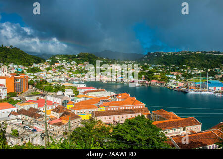 Hohe Betrachtungswinkel der Wohnviertel in St Georges gegen bewölkten Himmel, der Hauptstadt von Grenada, Karibik Stockfoto
