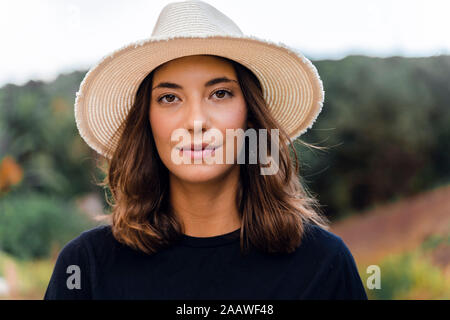 Porträt der jungen Frau mit Sommerhut Stockfoto