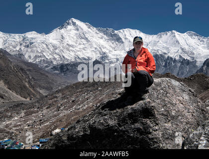 Frau im Himalaya in der Nähe von Gokyo See, Solo Khumbu, Nepal sitzen Stockfoto