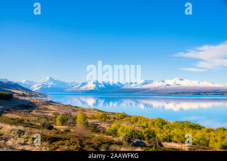 Neuseeland, Südinsel, malerischen Blick auf Ufer des Sees Pukaki mit schneebedeckten Bergen im Hintergrund Stockfoto