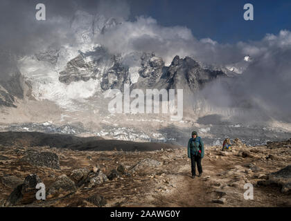 Frau Trekking im Himalaya, Solo Khumbu, Nepal Stockfoto