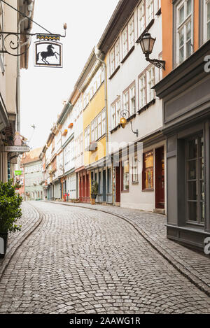 Leere gepflasterte Straße inmitten von Wohngebäuden in Erfurt, Deutschland Stockfoto