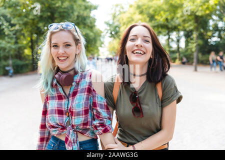 Porträt von zwei glückliche Freunde zusammen in einem Park Stockfoto