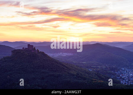 Annweiler am Trifels: Burg Trifels, Pfälzerwald (Pfälzer Wald), Stadt Annweiler am Trifels im Pfälzerwald, Pfälzer Wald, Rheinland-Pfalz, R Stockfoto