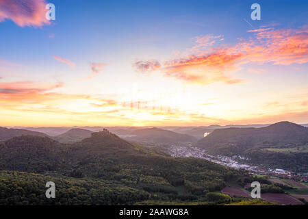 Annweiler am Trifels: Burg Trifels, Pfälzerwald (Pfälzer Wald), Stadt Annweiler am Trifels im Pfälzerwald, Pfälzer Wald, Rheinland-Pfalz, R Stockfoto