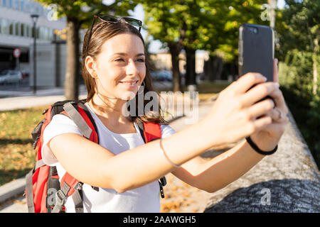 Junge weibliche Backpacker ein selfie in der Stadt, Verona, Italien Stockfoto