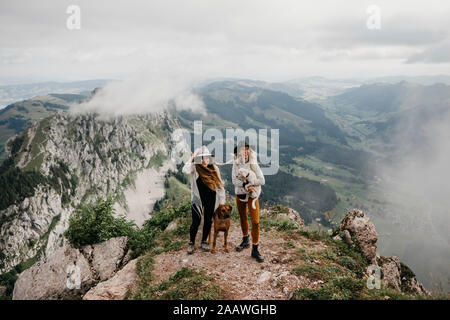 Zwei junge Frauen mit Hunden auf Sicht, Grosser Mythen, Schweiz Stockfoto