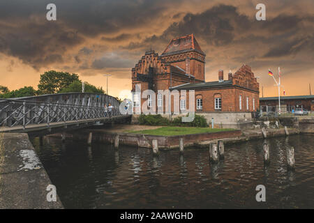 Hängebrücke über den Fluss von Peter Rehder Haus in Lübeck, Deutschland Stockfoto