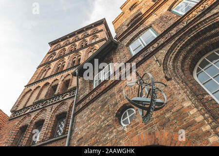 Low Angle View von Burgtor gegen Himmel in Stadt, Lübeck, Deutschland Stockfoto