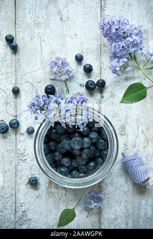 Direkt oberhalb der Schuß von Heidelbeeren im Glas auf hölzernen Tisch Stockfoto