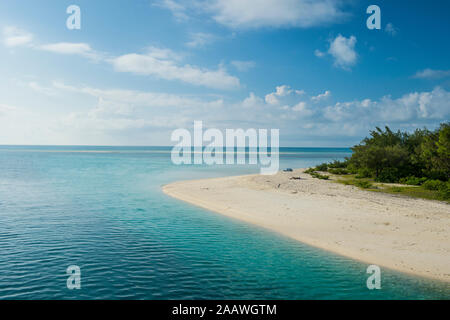 Idyllischen Lagune von Ouvea, gegen Himmel in Loyalität Inseln, Neukaledonien Stockfoto