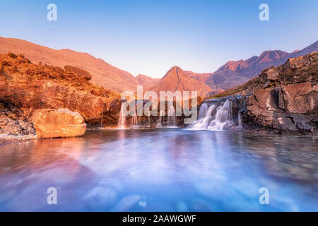 Malerischer Blick auf Fairy Pools Wasserfall, Glenbrittle, Isle of Skye, Highlands, Schottland, UK Stockfoto