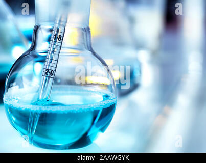 Nahaufnahme der Pipette in der Flasche auf dem Tisch im Labor Stockfoto