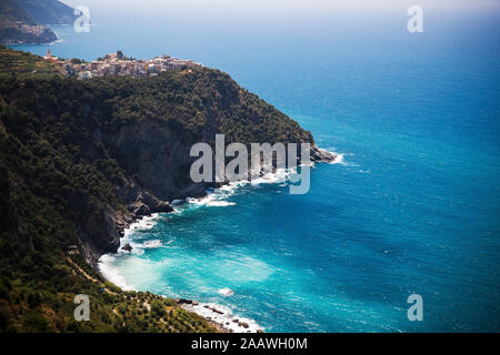 Corniglia am Mittelmeer, Ligurien, Cinque Terre, Italien Stockfoto