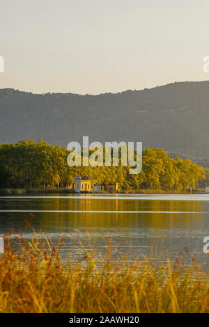 Häuser am Ufer des See Estany de Blanes, Girona, Spanien Stockfoto