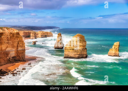 Stack rocks gegen Himmel bei zwölf Apostel Marine National Park, Victoria, Australien Stockfoto