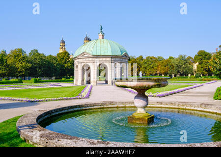 Deutschland, Bayern, Oberbayern, München, Altstadt, Diana Tempel in Hofgaten mit Kuppeln der Theatinerkirche im Hintergrund Stockfoto