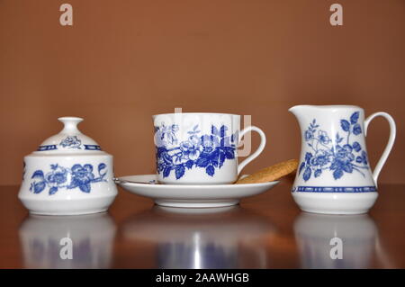 Elegante Porzellan Tasse und Untertasse auf Holz braun Tabelle Stockfoto