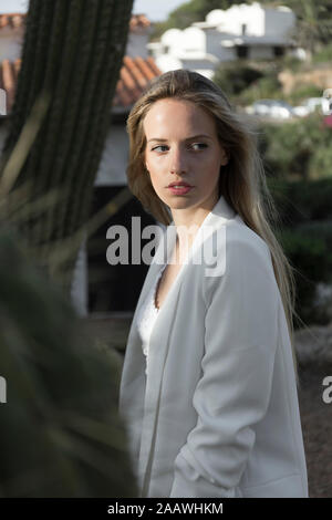 Porträt der blonde junge Frau mit weißen Anzug Mantel, Spanien Stockfoto