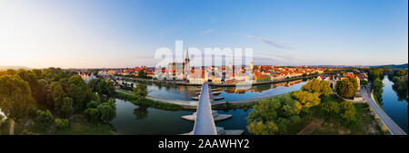 Panorama-aufnahme Steinbrücke über die Donau in Regensburg, Bayern, Deutschland Stockfoto