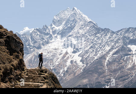 Frau vor Thamersku Berg, Himalaya, Solo Khumbu, Nepal Stockfoto