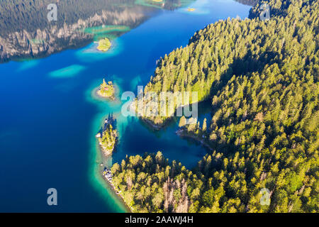 Luftaufnahme der Eibsee mit Inseln in der Nähe von Grainau, Werdenfelser Land, Oberbayern, Bayern, Deutschland Stockfoto