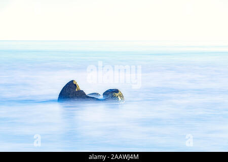 Moeraki Boulder im Meer bei Koekohe Strand gegen Himmel, Südinsel, Neuseeland Stockfoto