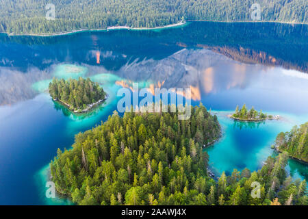 Malerischer Blick auf Eibsee mit Reflexion der Zugspitze in Morgen, Grainau, Werdenfelser Land, Oberbayern, Bayern, Deutschland Stockfoto