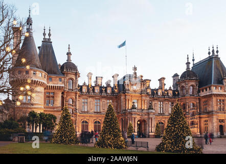 Die atemberaubende Waddesdon Manor in Buckinghamshire für Weihnachten geschmückt. Stockfoto