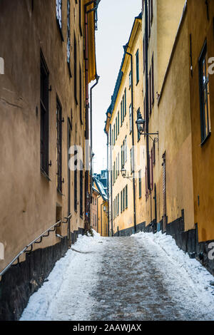 Schmale Gasse im Winter in der Altstadt von Stockholm, Schweden Stockfoto