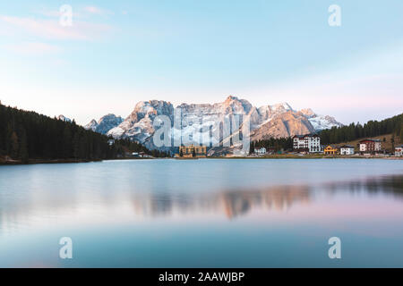 Malerischer Blick auf den See und die Berge von Misurina gegen Sky bei Sonnenaufgang, Italien Stockfoto