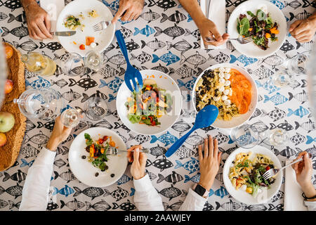 Von Freunden in gesundes Mittagessen in der Nähe zusammen Stockfoto