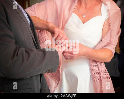 Braut die Hochzeit Ring am Finger der Bräutigam Stockfoto
