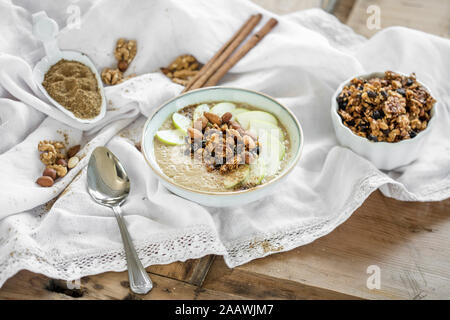 Hohe Betrachtungswinkel von Frühstück auf den Tisch zu Hause serviert. Stockfoto