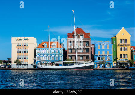 Häuser, die Sint Annabaai gegen den blauen Himmel in Willemstad, Curaçao während der sonnigen Tag Stockfoto