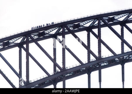 Silhouette Menschen klettern Sydney Bridge gegen den klaren Himmel, Australien Stockfoto