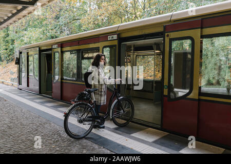 Frau mit Fahrrad in einer U-Bahn, Berlin, Deutschland Stockfoto