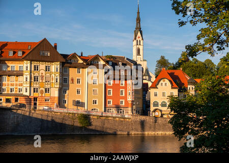 Pfarrkirche Mariä Himmelfahrt und Bauten, die Isar in der Stadt, Bayern, Deutschland Stockfoto