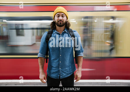 Portrait von bärtigen Mann mit Augen an Plattform, Berlin, Deutschland Stockfoto