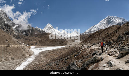 Frau vor pumori Berg, Himalaya, Solo Khumbu, Nepal Stockfoto