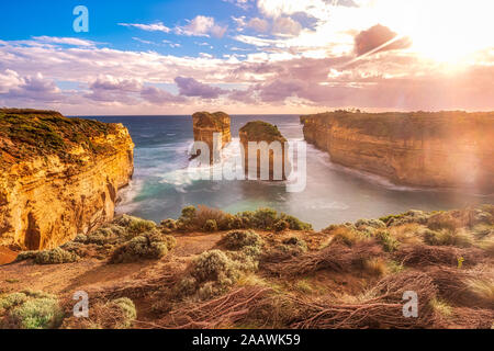 Felsen Stapel im Meer an der Loch Ard Gorge gegen Himmel während sonniger Tag, Victoria, Australien Stockfoto