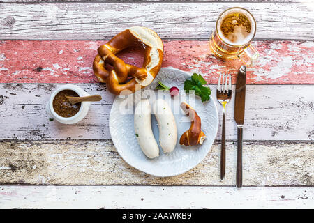 Weißwurst Frühstück mit Brezeln, Senf und Bier Stockfoto