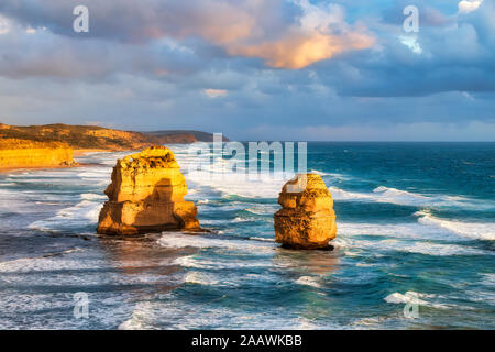 Felsen im Meer bewölkter Himmel bei Gibsons Schritte, Victoria, Australien Stockfoto