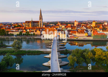 Luftaufnahme der Steinbrücke über die Donau in Regensburg, Bayern, Deutschland Stockfoto