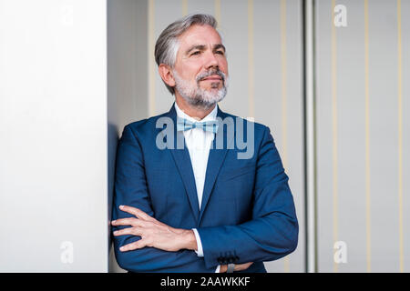 Portrait von eleganten Reife Geschäftsmann im Freien Stockfoto