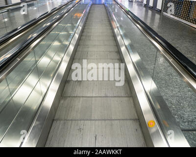 Abnehmende Perspektive der leeren Fahrsteig am Flughafen Stockfoto