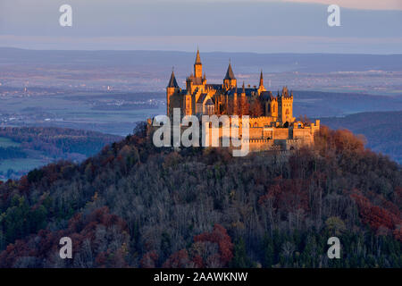 Burg Hohenzollern an der Spitze des Berges gegen Himmel, Deutschland Stockfoto