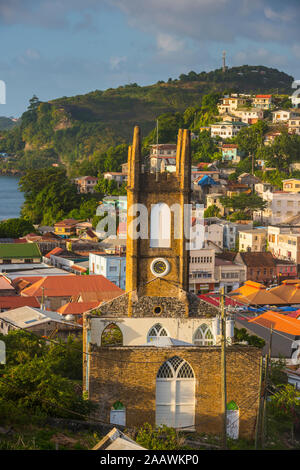 Luftaufnahme von Gebäuden in St. George's Stadt gegen Himmel, Grenada, Karibik Stockfoto