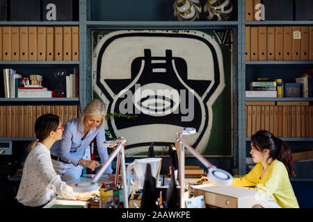 Die Kollegen arbeiten in der Architekt Büro Stockfoto