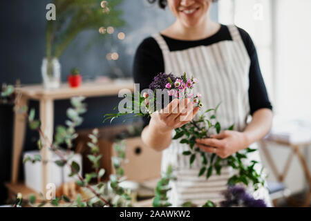 In der Nähe von Frau mit Blumen in einem kleinen Laden Stockfoto